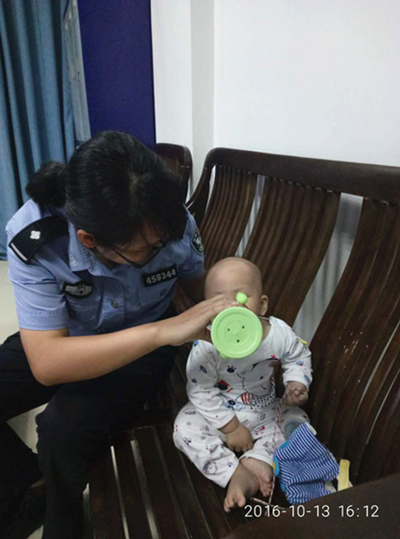 广西:法警帮助被告人照顾婴儿彰显人文关怀