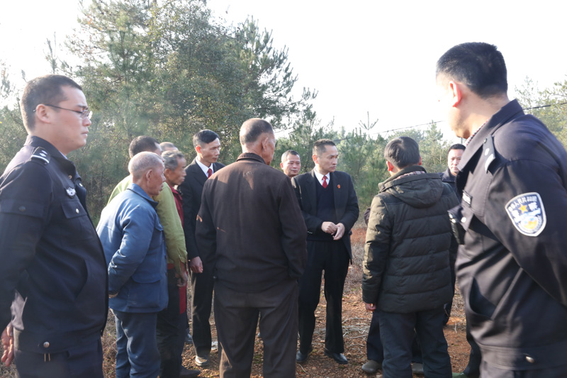 执行完毕后,周晓斌副院长对围观村民释法并劝离现场