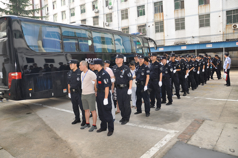 阜南县法院公开审理吕剑等30人重大涉黑案件