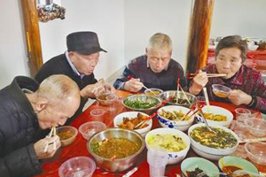 村民在“幸福食堂”就餐