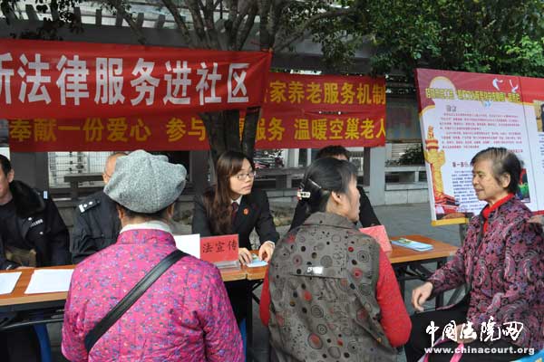 法院干警在丽君街道办九岗岭社区开展法制宣传活动