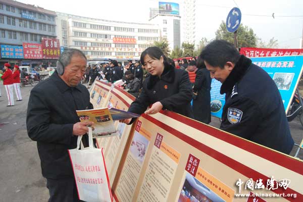 干警在向咨询群众送发法律书籍