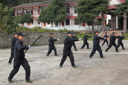 武警应急棍警棍盾牌术擒敌拳防暴队形训练总结2011年10月20日是郴州市