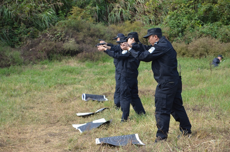 图为打靶现场,开展实弹射击训练.