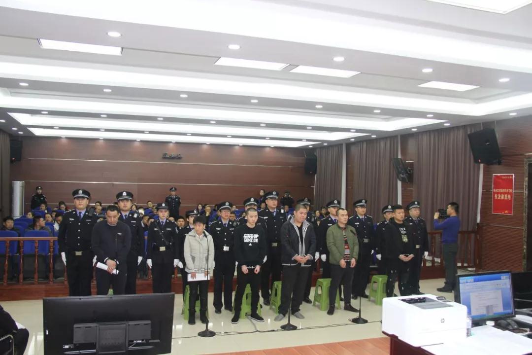 梅河口市法院公开审理被告人于镇通等6人涉嫌"恶势力"