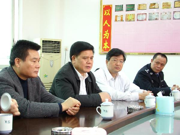 梧州市副市长,公安局长孙以万(左一),梧州市政法委书记竺坤松(左二)
