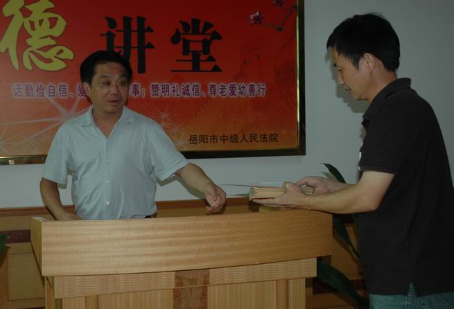 岳阳中院院党组副书记,副院长廖迪文亲手将全院干警捐款交到莫永红手