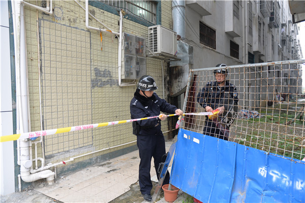 图为马山县法院法警在现场设置警戒带