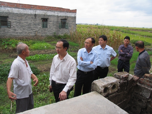 曾祥桐院长(左三)一行实地察看地形.