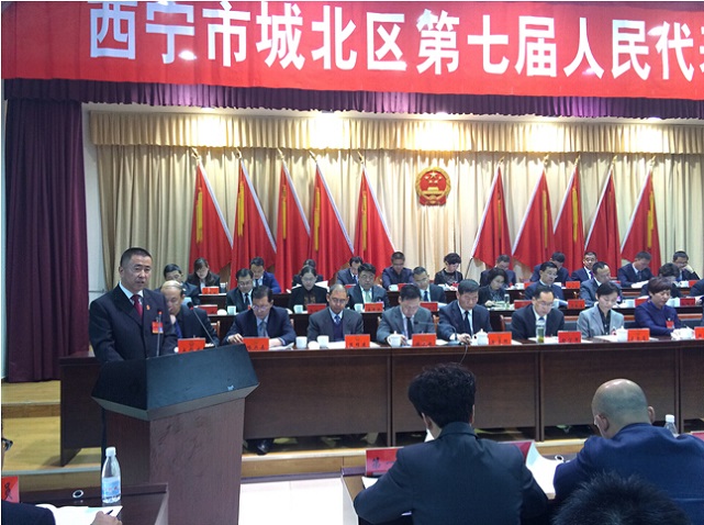 图为我院党组书记,院长宋忠义向大会作报告