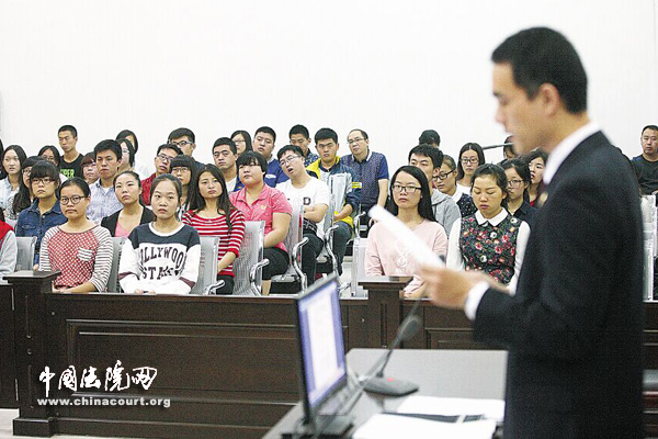 石家庄新华区法院邀请辖区在校学生旁听庭审