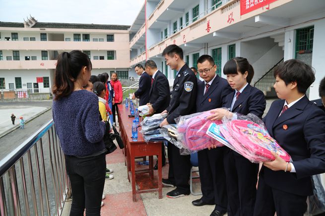 市法院到社塘坡学校开展"普法教育进校园爱心服务递能量"活动