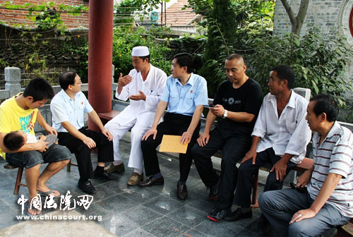 8月30日,山东省郯城县人民法院马头法庭法官在辖区一处清真寺,与寺管