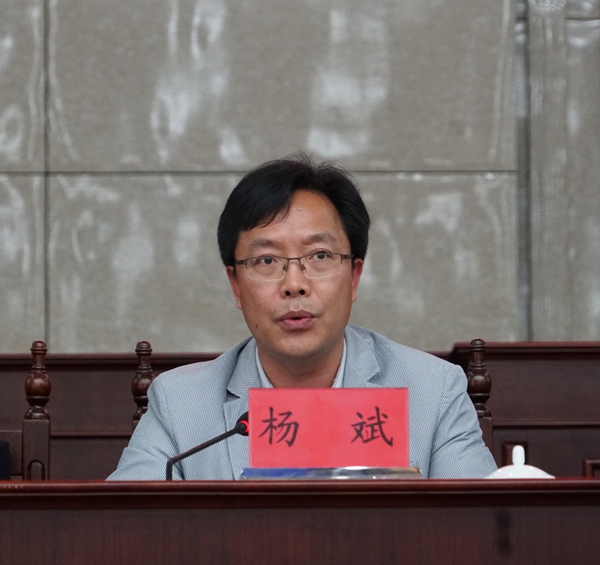 县人大联工委主任杨斌会上宣读新任人民陪审员任命决定
