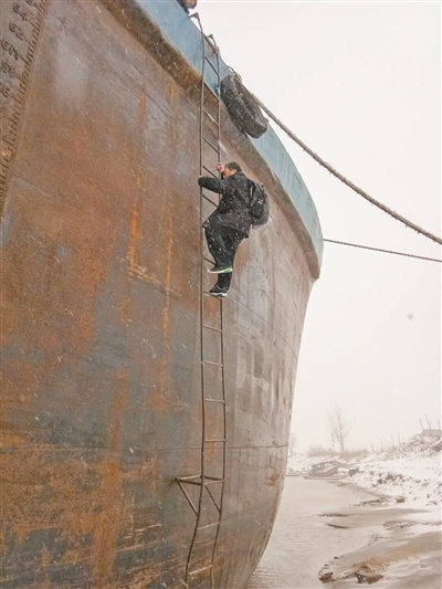 淮南大通区法院执行人员冒大雪执行扣船并照看