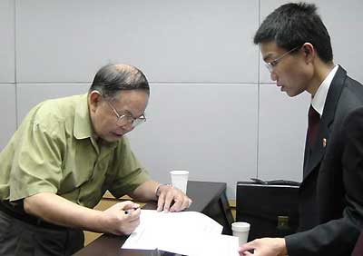 贪官杨忠万在上海市检察机关开出的逮捕令上签