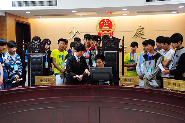 徐州中学生走进法院课堂丰富暑期社会实践