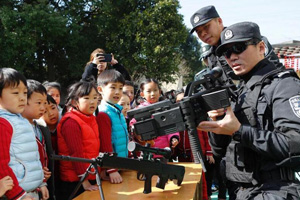 上海浦东特警、警犬进校园 提升学生安全教育