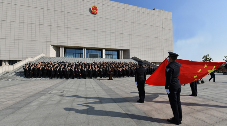 安徽高院干警面对国旗举行宪法宣誓活动