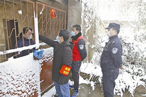 滁州南谯区法院干警对外省回村人员监测体温
