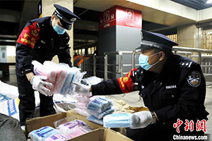 郑州、济南铁警联合查获假口罩32万只