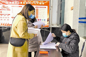 重庆忠县法院设立工作台为群众提供法律咨询等服务