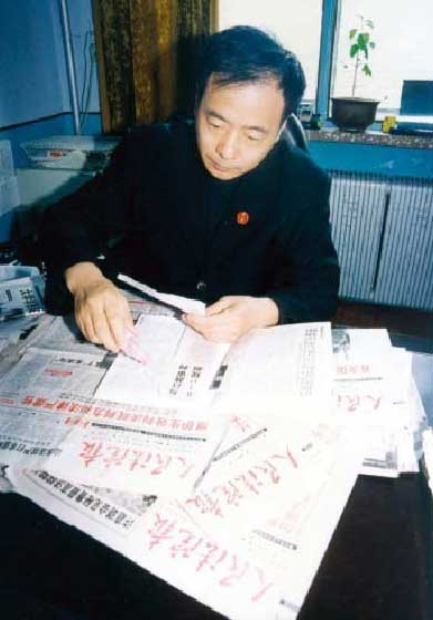 黑龙江法官胡松涛坚持收集整理人民法院报