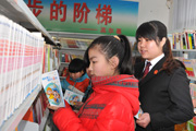 温县法院为学生配置法律图书专柜促遵纪守法