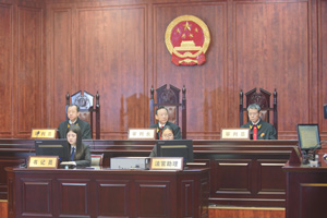 江必新大法官在福建厦门
公开开庭审理一起民间借贷案件并当庭宣判