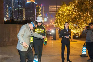 重庆交巡警邀驾驶员戴“眩晕眼镜”体验酒驾危害