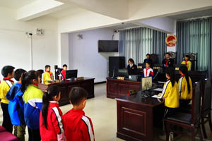 四川屏山：法庭开放日 学生“开庭审案”