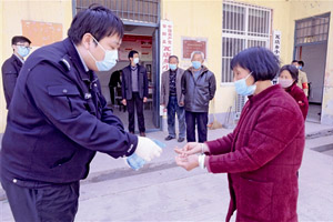 河南安阳县法院干警上门为29户村民立案