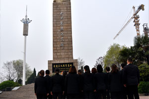 安徽界首法院组织干警到“七七抗战纪念碑”祭奠先烈