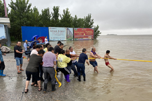 九江彭泽法院防汛干警成功营救落水被困车中人员