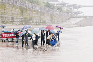 重庆涪陵法院法官冒雨组织开展增殖放流活动