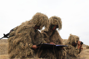 新疆军区某团侦察连组织开展战术综合演练