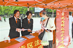贺州八步区法院开展反电信诈骗普法宣传活动