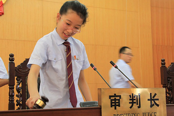 宜兴法院举办开放日 学生执槌当“法官”