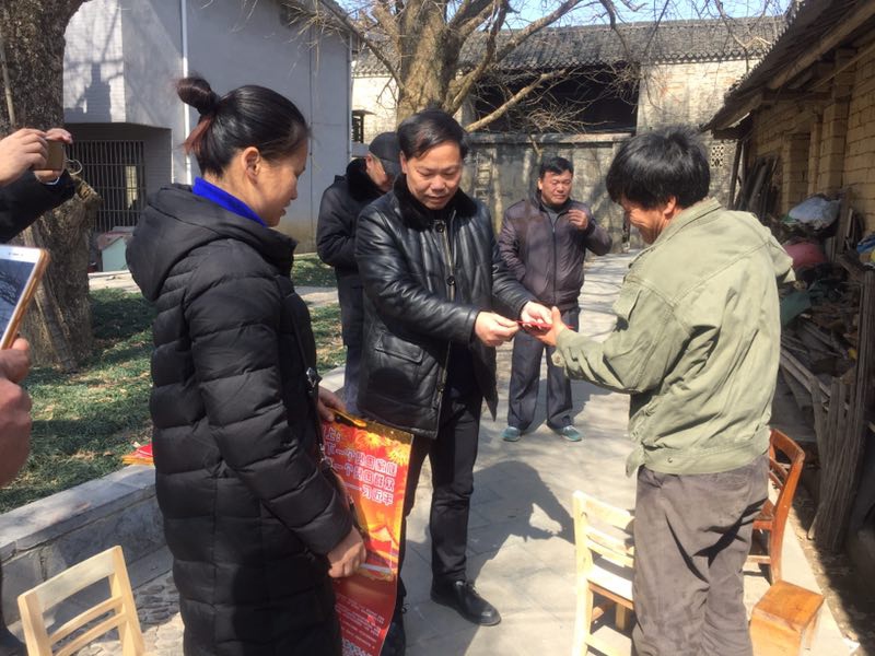 灵川法院对困难群众进行春节慰问