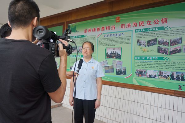 梁东丽正在接受县电视台采访