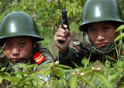 廣西東興市公安邊防大隊女子巡邏中隊賴雯翡排長(右)帶領女兵在邊境